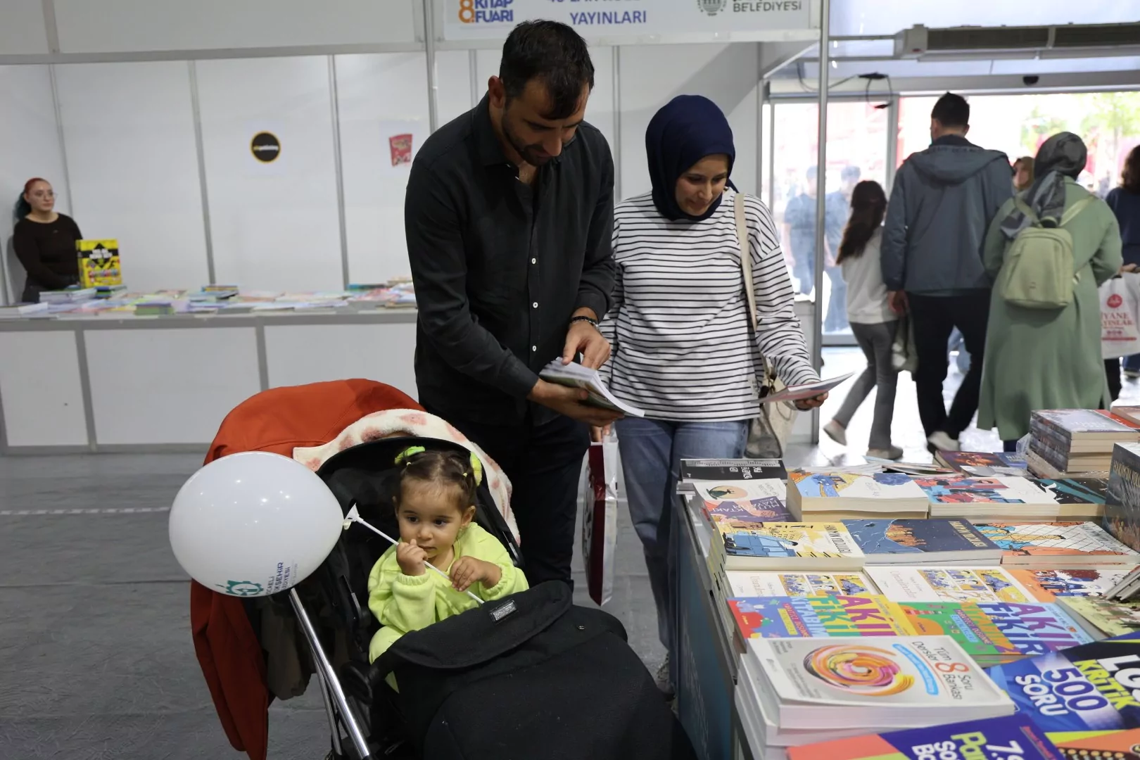 Minik eller bu fuarda ilk kitaplarını se&ccedil;ti