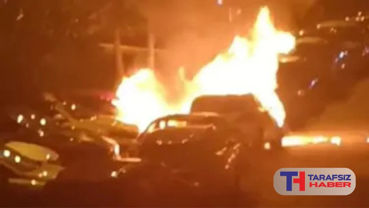 Beşiktaş'ta park halindeki d&ouml;rt ara&ccedil; alev alev yandı