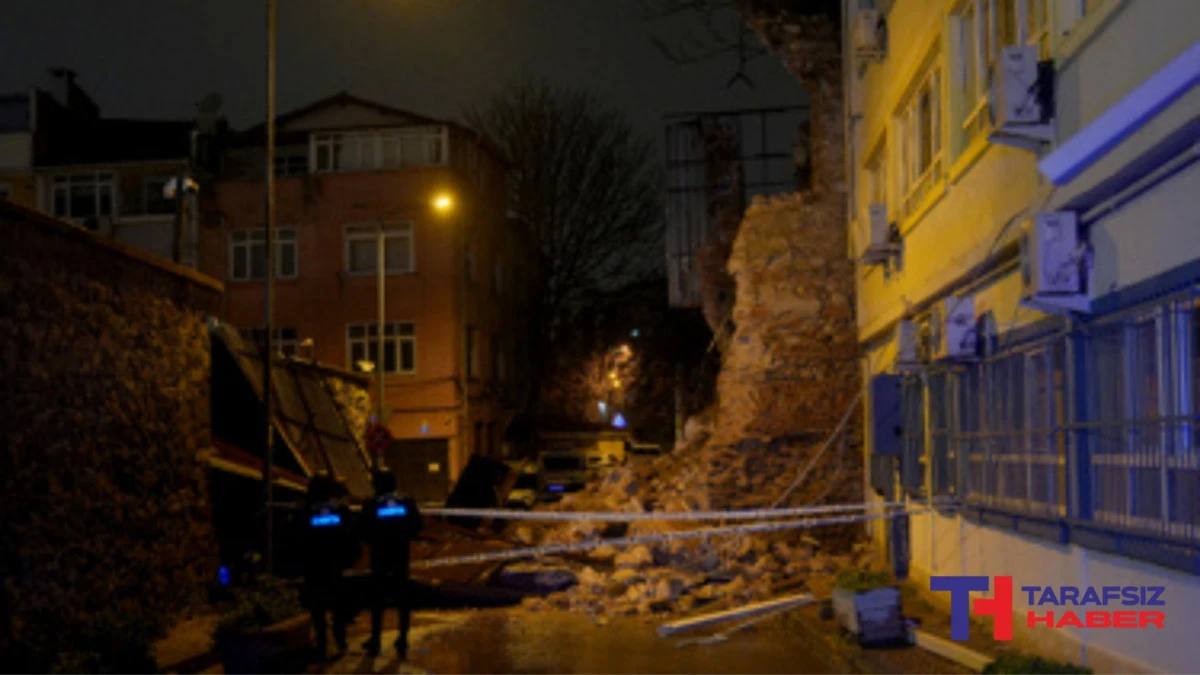Beyoğlu'nda tarihi metruk binanın duvarı yıkıldı