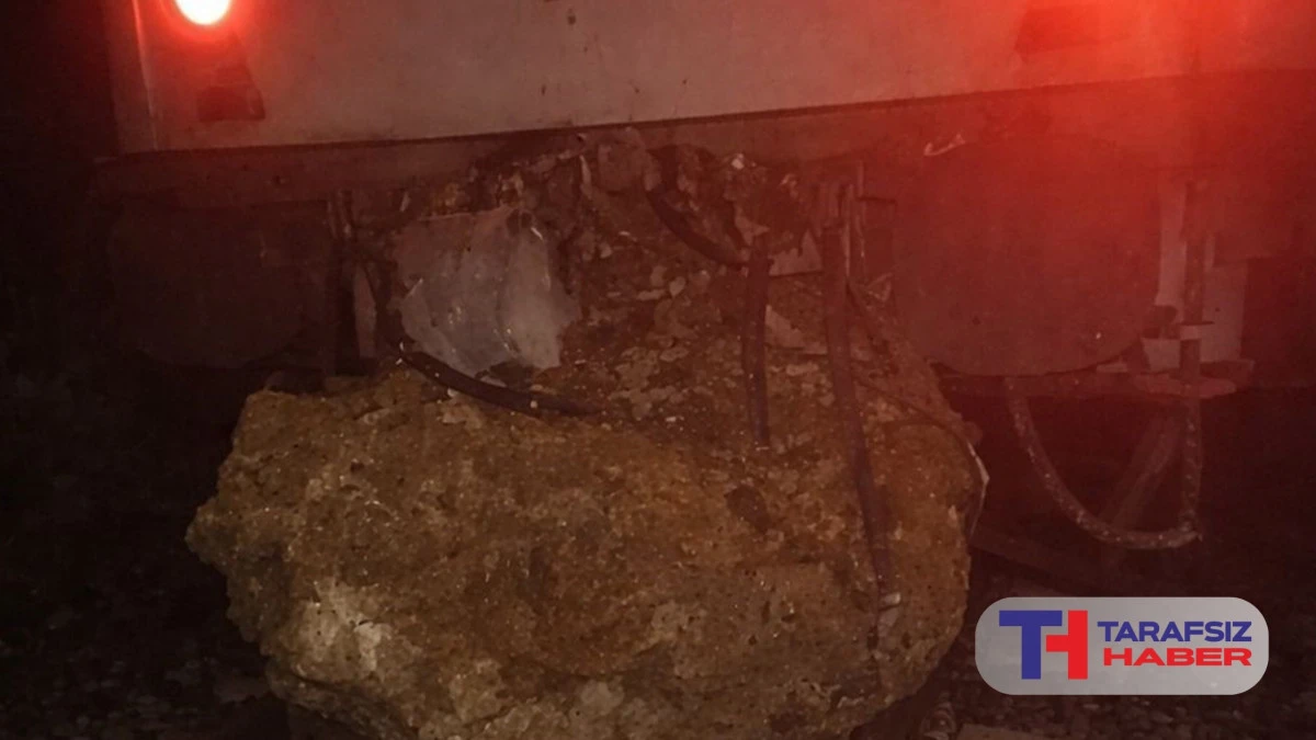 D&uuml;şen kaya treni raydan &ccedil;ıkardı, yolcular otob&uuml;slerle nakledildi