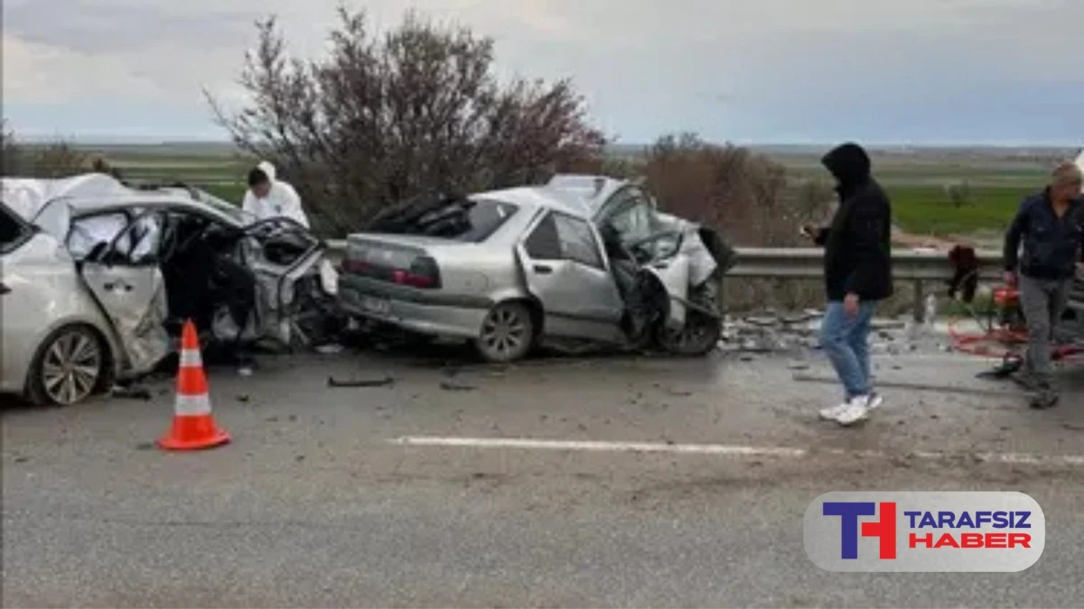 Eskişehir-Ankara yolunda otomobil karşı şeride ge&ccedil;ti. 4 &ouml;l&uuml;, 2 yaralı