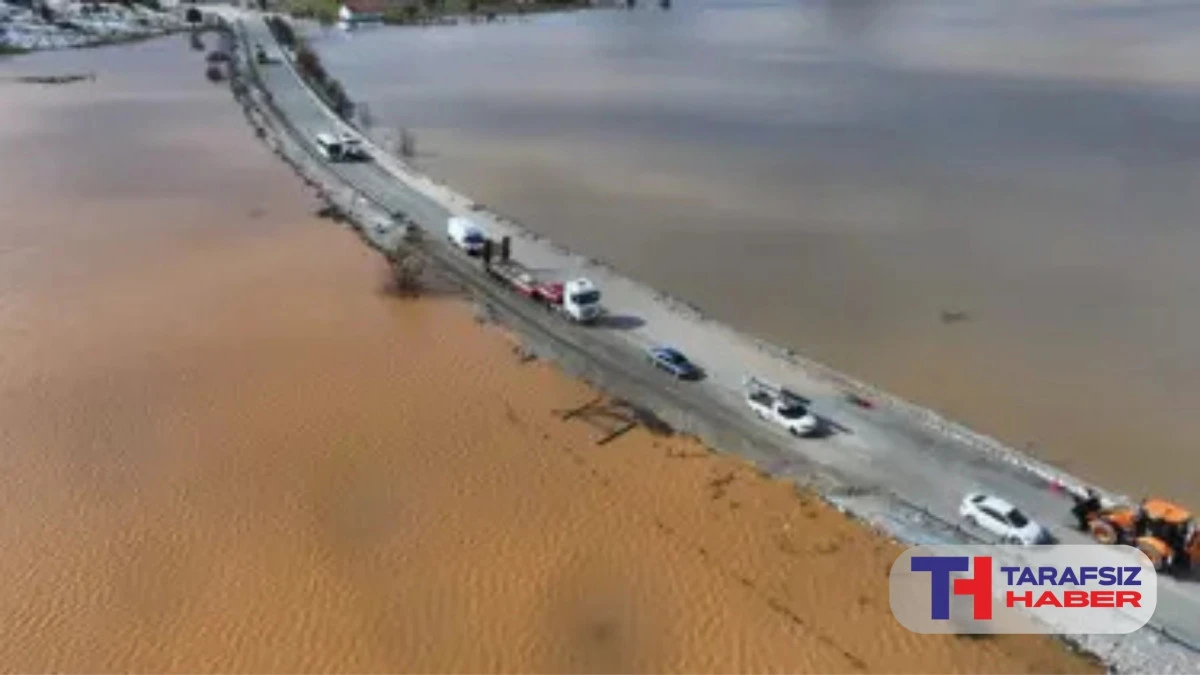 Fethiye - Antalya kara yolunda su baskını. Ulaşım kontroll&uuml; sağlanıyor