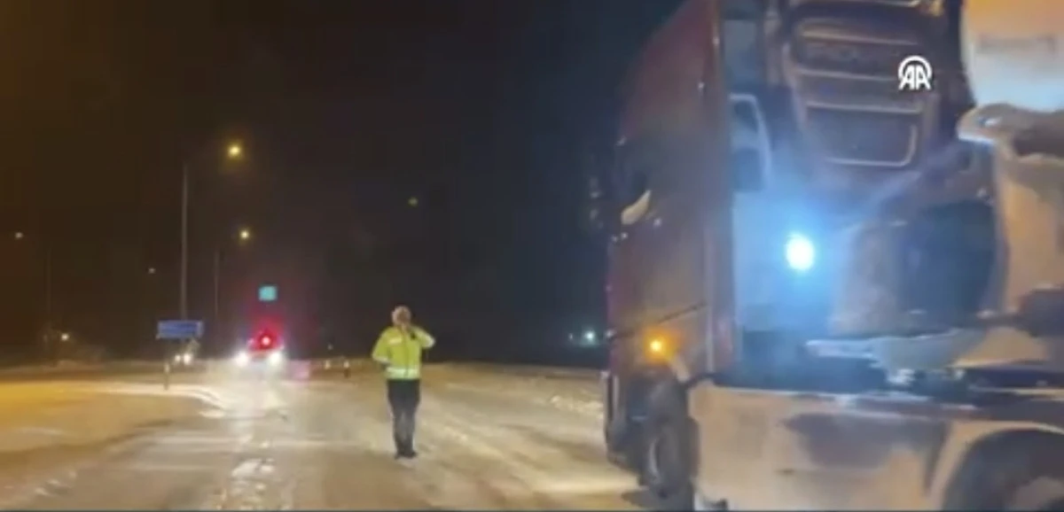 Kar ve tipi nedeniyle bazı yollar ara&ccedil; trafiğine kapatıldı