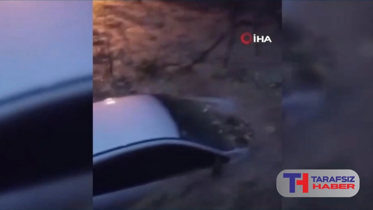 Sele teslim olan yollarda ara&ccedil;lar mahsur kaldı: Yaşanan zor anlar kamerada