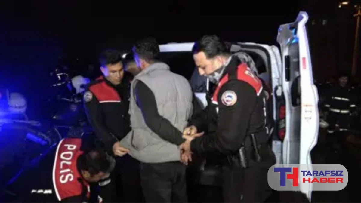 Sevgilisiyle tartıştı, ara&ccedil;ları kundakladı