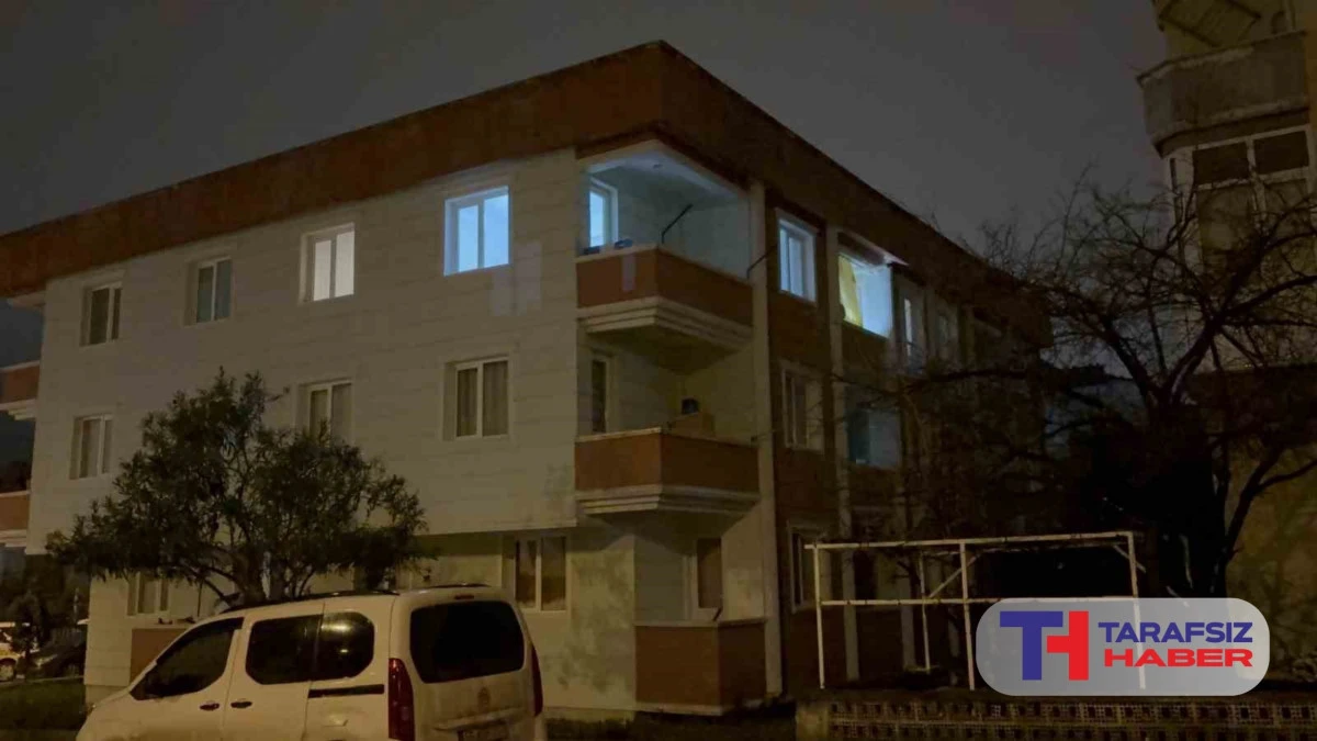 Telefonla y&uuml;ksel sesle konuşma kavgasında ablasını bı&ccedil;aklayıp balkondan atladı