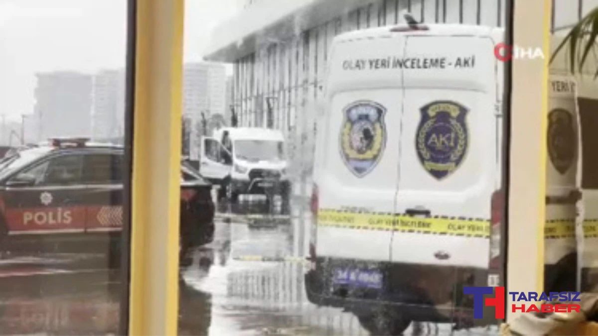 Zeytinburnu&rsquo;nda siteye bırakılan kargo paketi patladı, 3 kişi yaralandı